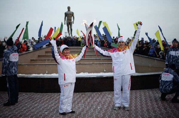 Многодетная мать Светлана Кокова во время эстафеты олимпийского огня в Абакане в республике Хакасия