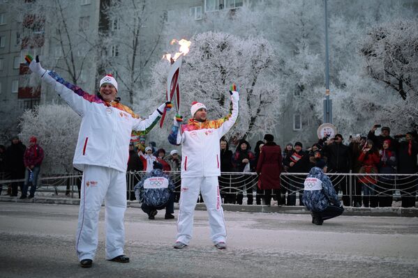 Факелоносцы во время эстафеты олимпийского огня в Абакане в республике Хакасия