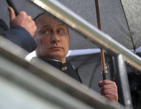 Президент России Владимир Путин во время осмотра горного кластера Комплекс трамплинов Русские горки