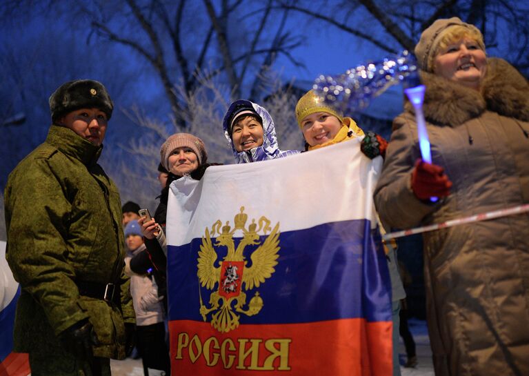 Зрители во время эстафеты олимпийского огня в Абакане в республике Хакасия