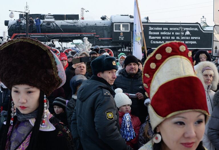 Зрители во время эстафеты олимпийского огня в Абакане в республике Хакасия