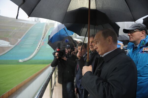 Владимир Путин (на первом плане) во время осмотра горного кластера Комплекс трамплинов Русские горки в Сочи