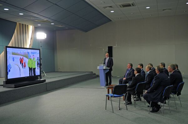 Президент Оргкомитета Сочи-2014 Дмитрий Чернышенко (в центре) выступает на презентации президенту России Владимиру Путину (третий справа)