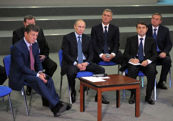 Президент России Владимир Путин (в центре на первом плане) на презентации завершающего этапа подготовки к Зимним олимпийским Играм в Сочи.