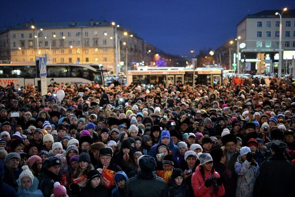 Жители Новокузнецка во время встречи эстафеты олимпийского огня