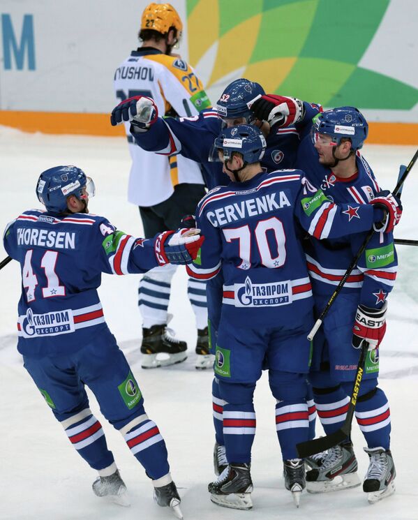 Хоккеисты  СКА Патрик Торесен, Алексей Семенов, Роман Червенка и Дмитрий Калинин (слева направо)