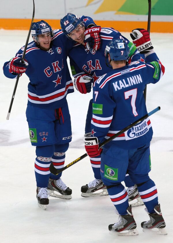 Хоккеисты СКА Роман Червенка, Алексей Семенов и Дмитрий Калинин (слева направо)