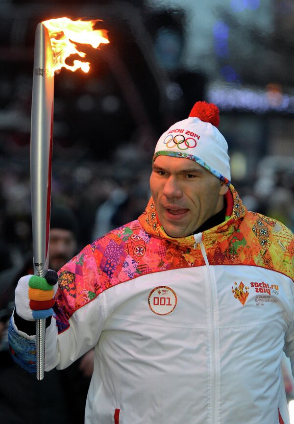 Николай Валуев во время эстафеты олимпийского огня в Кемерово