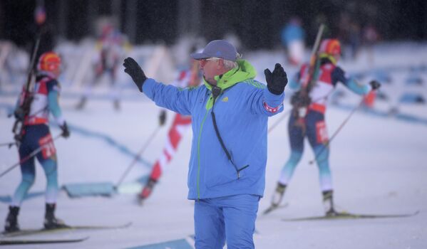 Главный судья женской гонки преследования на первом этапе Кубка мира по биатлону-2013/14 в шведском Эстерсунде