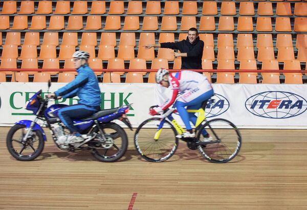 Тренировка конькобежца Дениса Юскова и велогонщика Дениса Воробьева