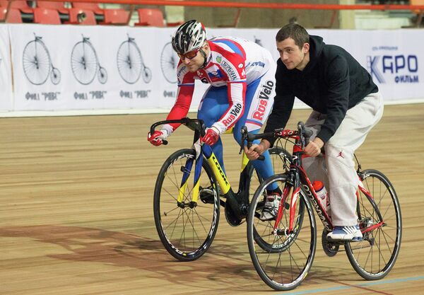 Тренировка конькобежца Дениса Юскова и велогонщика Дениса Воробьева