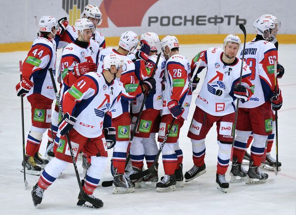 Игроки ХК Локомотив радуются победе