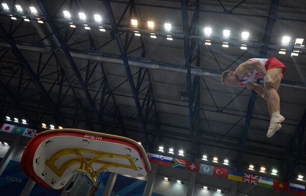 Опорный прыжок во время соревнований по спортивной гимнастике