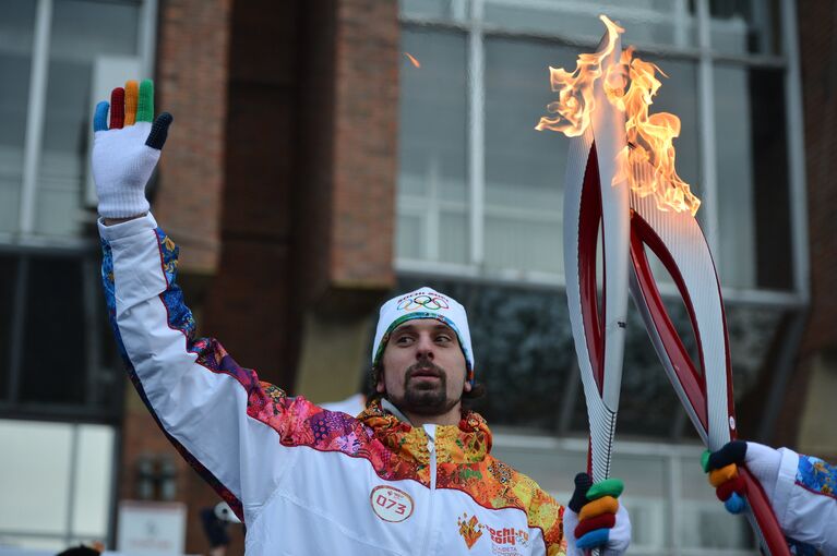 Олимпийский чемпион 2012 года по волейболу Александр Бутько во время эстафеты олимпийского огня в Новосибирске