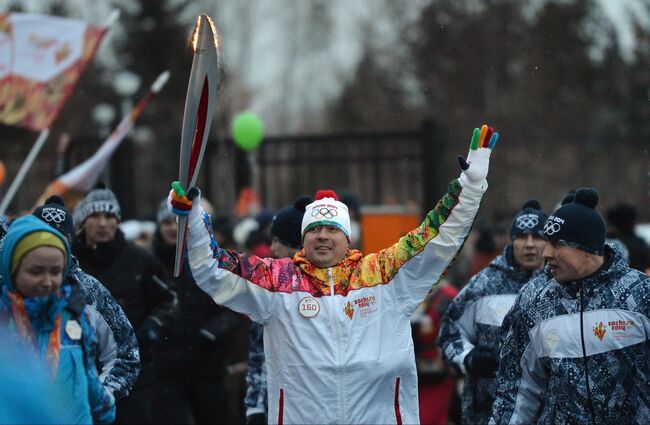 Начальник управления физической культуры и спорта мэрии Новосибирска Сергей Ахапов (в центре) во время эстафеты олимпийского огня в Новосибирске