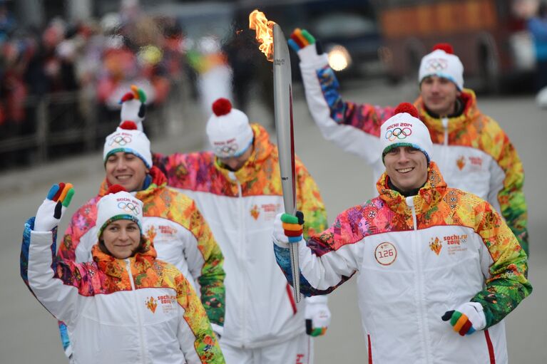 Факелоносцы во время эстафеты олимпийского огня в Новосибирске