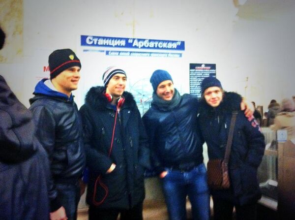Хоккеисты СКА в московском метрополитене