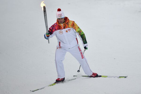 Сергей Тарасов во время эстафеты Олимпийского огня в Новосибирске.