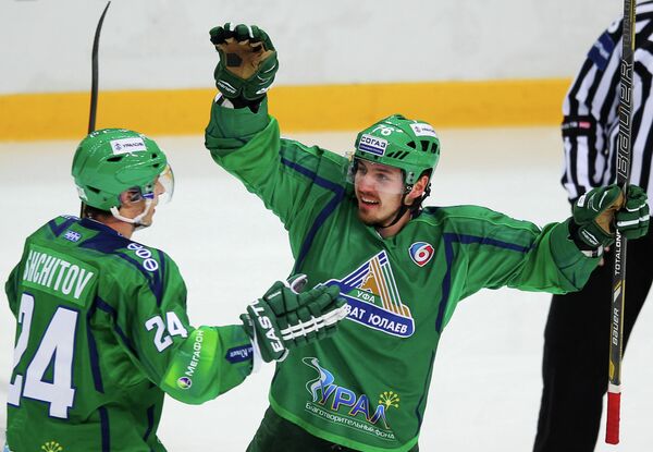 Хоккеисты Салавата Юлаева Никита Щитов (слева) и Томаш Заборски