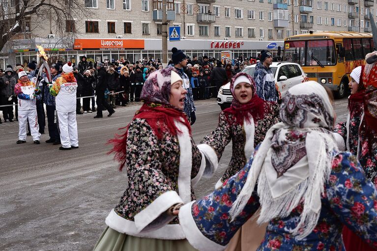 Факелоносцы во время эстафеты олимпийского огня в Куйбышеве