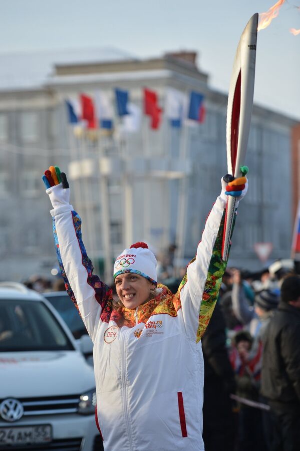 Факелоносец Наталия Гудкова во время эстафеты олимпийского огня в Омске