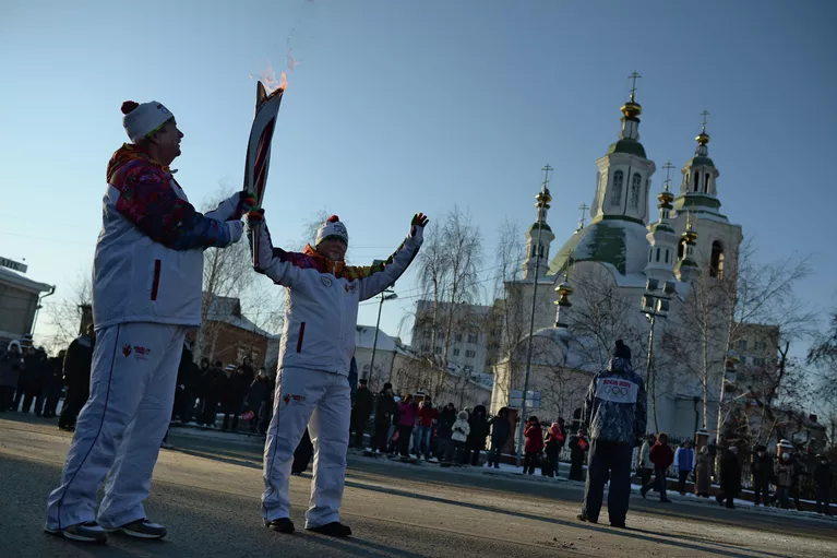Факелоносцы во время передачи эстафеты олимпийского огня в Тюмени Факелоносцы во время передачи эстафеты олимпийского огня в Тюмени