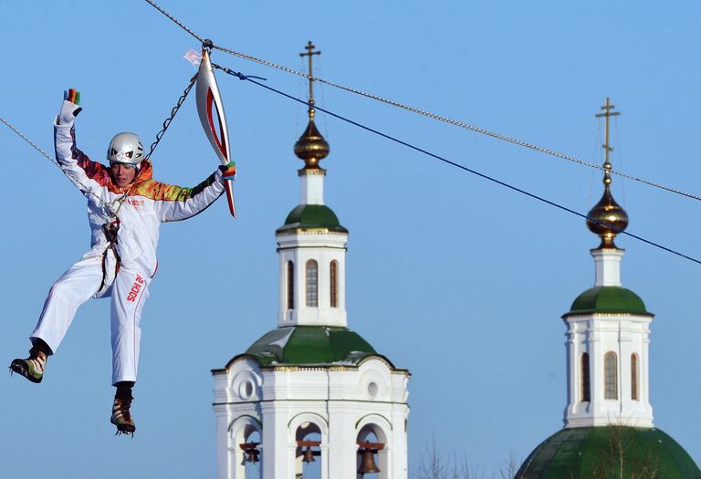 Факелоносец во время эстафеты олимпийского огня в Тюмени.