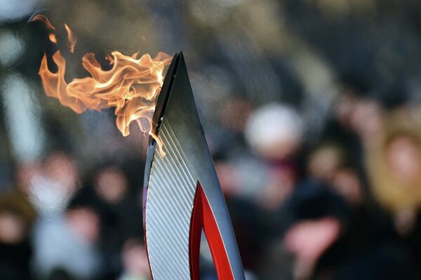 Олимпийский огонь во время эстафеты в Тюмени