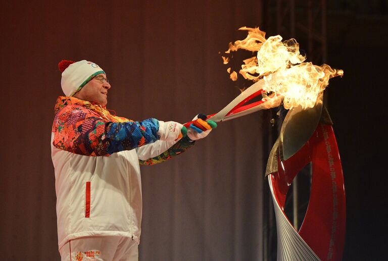 Губернатор Тюменской области Владимир Якушев во время церемонии зажжения чаши олимпийского Огня в Тюмени