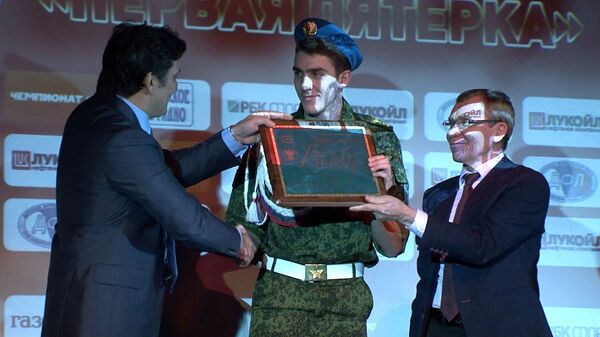 Футболист ЦСКА Базелюк в форме десантника получил премию Первая пятерка