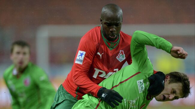 Полузащитник Локомотива Лассана Диарра и полузащитник Рубина Александр Рязанцев (слева направо) Полузащитник Локомотива Лассана Диарра и полузащитник Рубина Александр Рязанцев (слева направо)