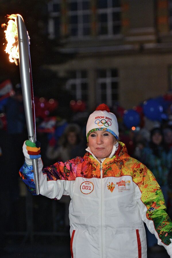 Зинаида Амосова во время эстафеты олимпийского огня в Екатеринбурге