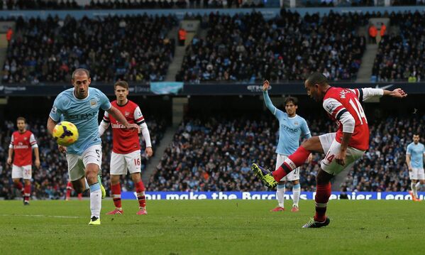 Нападающий Арсенала Тео Уолкотт забивает мяч в ворота Манчестер Сити