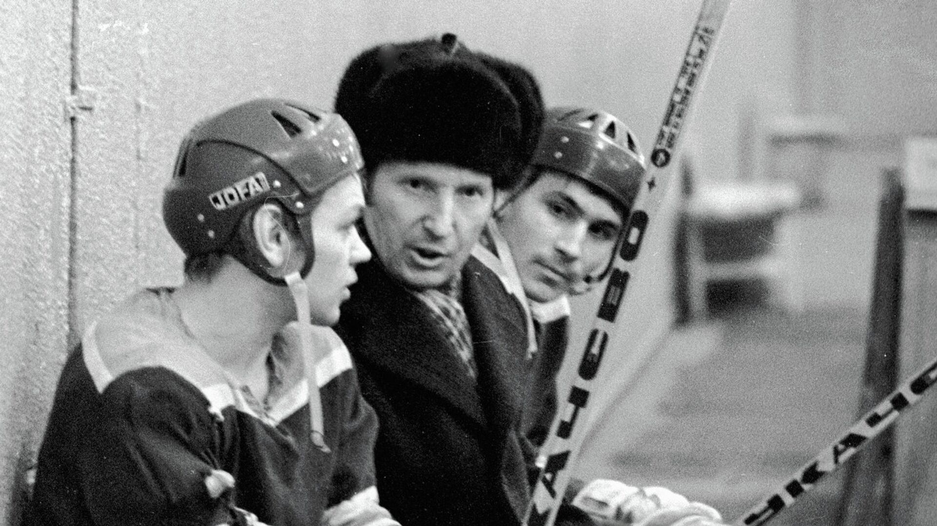 Чемпион Олимпийских игр хоккеист Виктор Шувалов (в центре) беседует с юными хоккеистами на тренировке - РИА Новости, 1920, 19.04.2021
