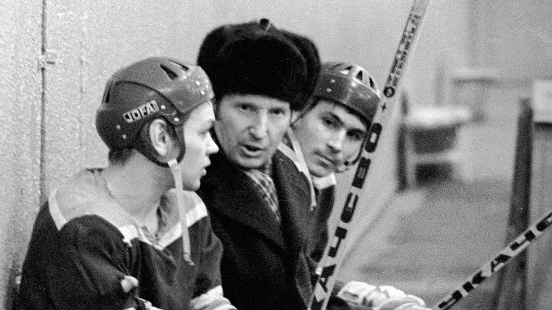 Чемпион Олимпийских игр хоккеист Виктор Шувалов (в центре) беседует с юными хоккеистами на тренировке - РИА Новости, 1920, 19.04.2021