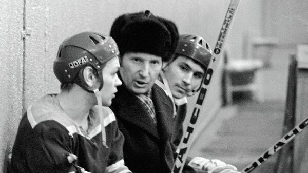 Чемпион Олимпийских игр хоккеист Виктор Шувалов (в центре) беседует с юными хоккеистами на тренировке