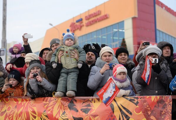 Зрители во время эстафеты олимпийского огня в городе Каменск-Уральский