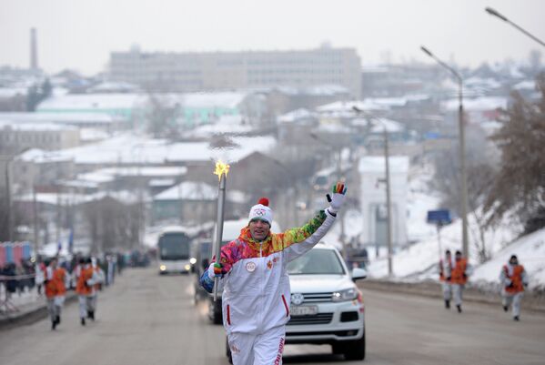 Факелоносец Иван Ленивцев во время эстафеты олимпийского огня в городе Каменск-Уральский