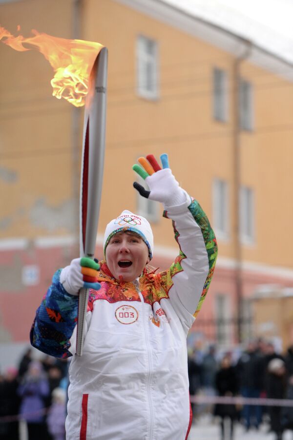 Факелоносец Юлия Антохина во время эстафеты олимпийского огня в городе Каменск-Уральский