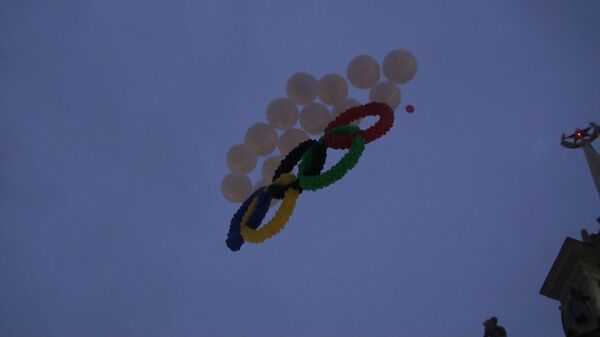 Олимпийские кольца из шаров запустили на эстафете огня в Екатеринбурге