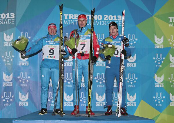 Российские лыжники Павел Сюлатов (серебряная медаль), Максим Ковалев (золотая медаль)