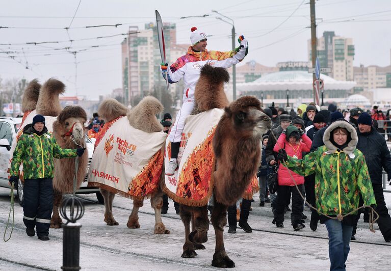 факелоносец Евгений Земсков на верблюде