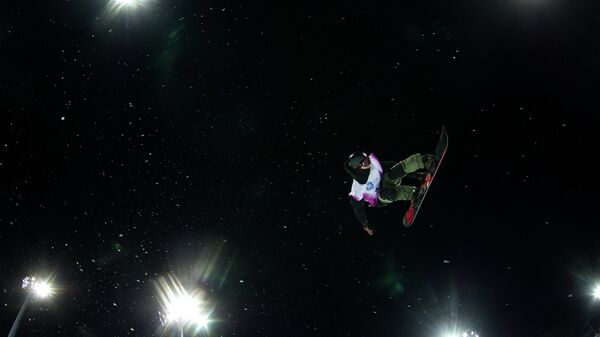 Сноубордист в финальных соревнованиях в дисциплине хаф-пайп среди мужчин на этапе Кубка мира по сноуборду