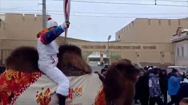 Мотокроссмен Земсков провез огонь ОИ в Челябинске на верблюде Барсике