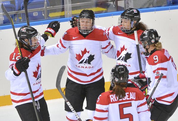 Хоккеистки женской сборной Канады