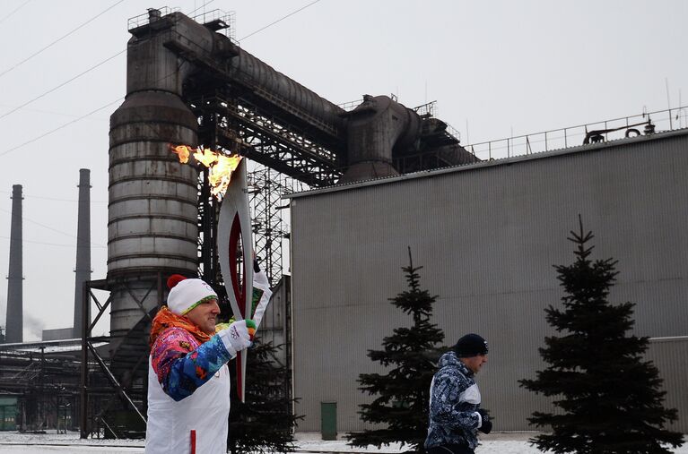 Чемпион мира по дзюдо среди ветеранов, чемпион мира по самбо Юрий Иванов во время эстафеты олимпийского огня в Магнитогорске