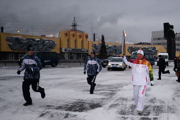 Участник массовых физкультурно-спортивных мероприятий в Магнитогорске Александр Коновалов во время эстафеты олимпийского огня около Магнитогорского металлургического комбината