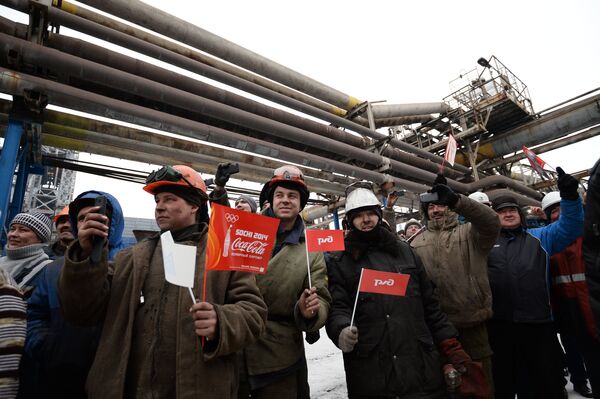 Рабочие металлургического комбината во время эстафеты олимпийского огня в Магнитогорске