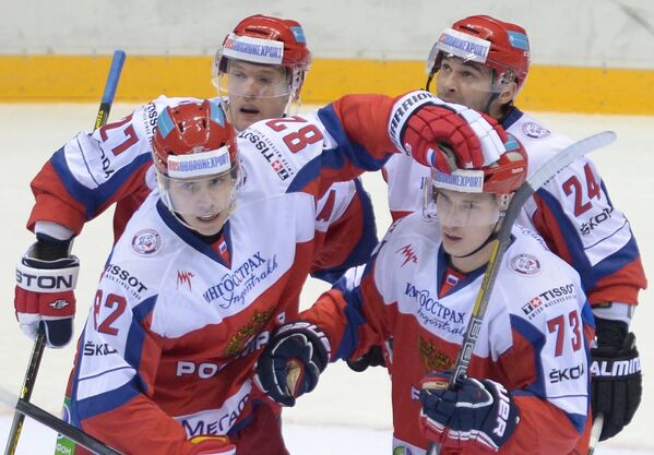 Игроки сборной России радуются забитому голу