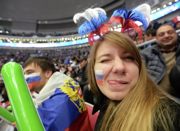 Российская болельщица во время матча Швеция - Россия Российская болельщица во время матча Швеция - Россия
